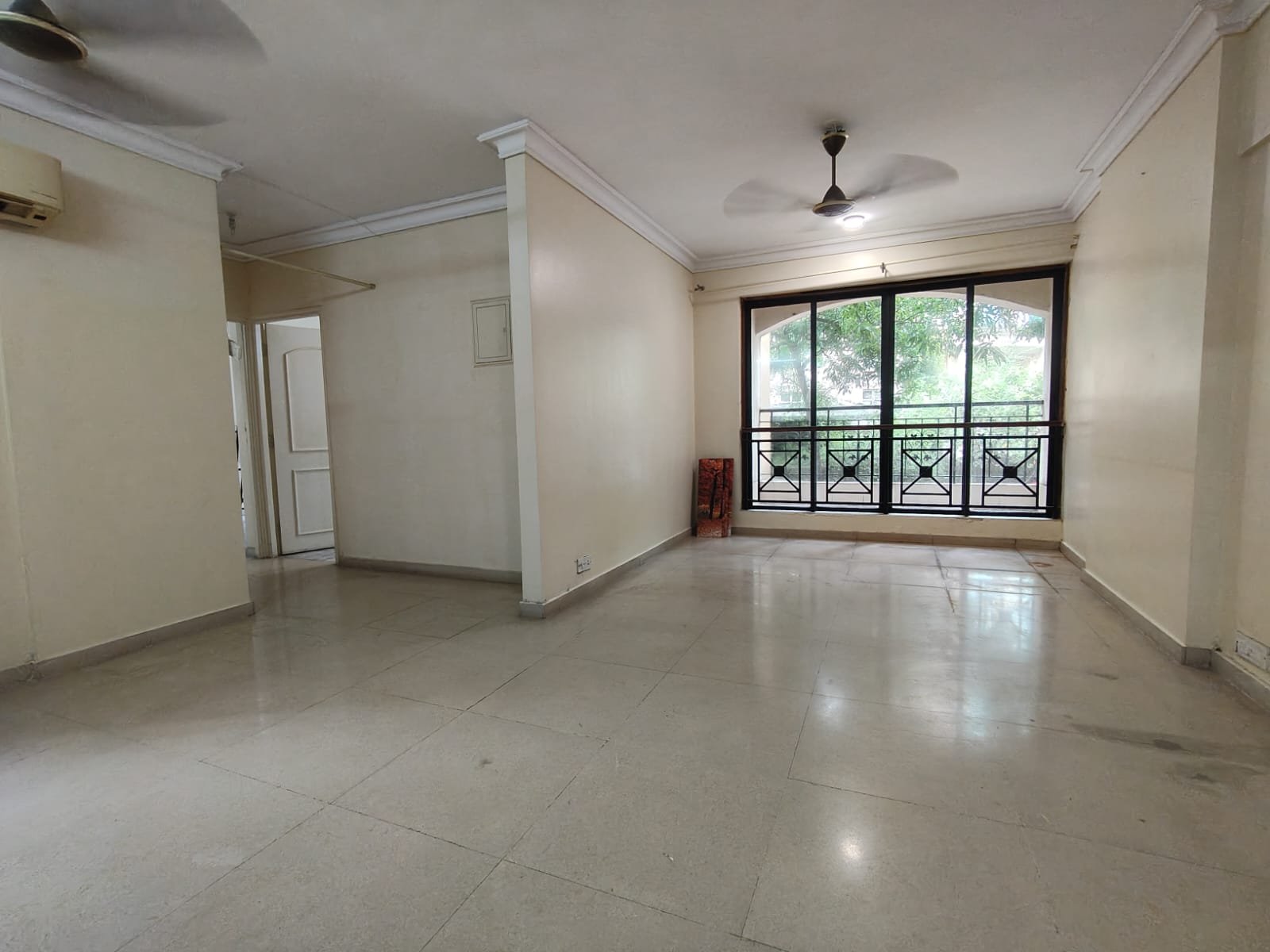 2 BHK Semi Furnished Flat for Rent in Brichwood, Hiranandani Garden